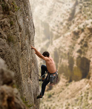 strong-man-climbing-mountain (1)